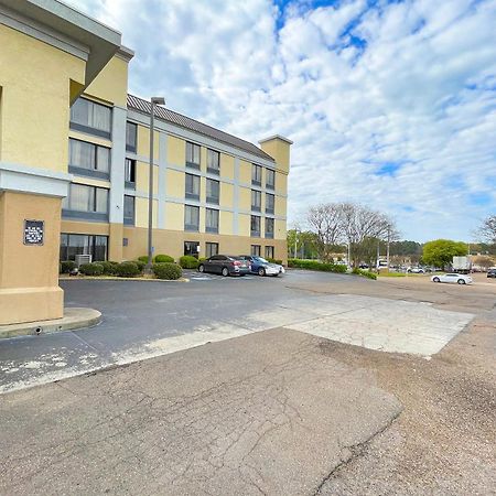 Oyo Townhouse Jackson - Ridgeland Hotel Exterior photo