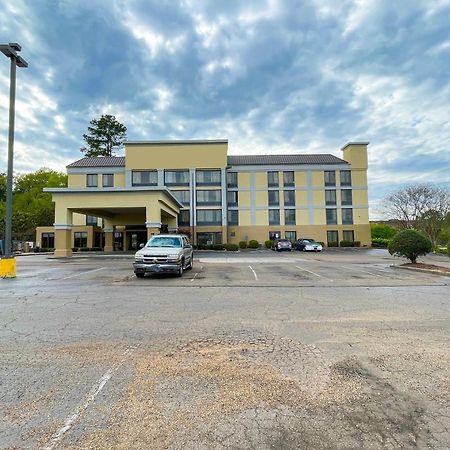 Oyo Townhouse Jackson - Ridgeland Hotel Exterior photo