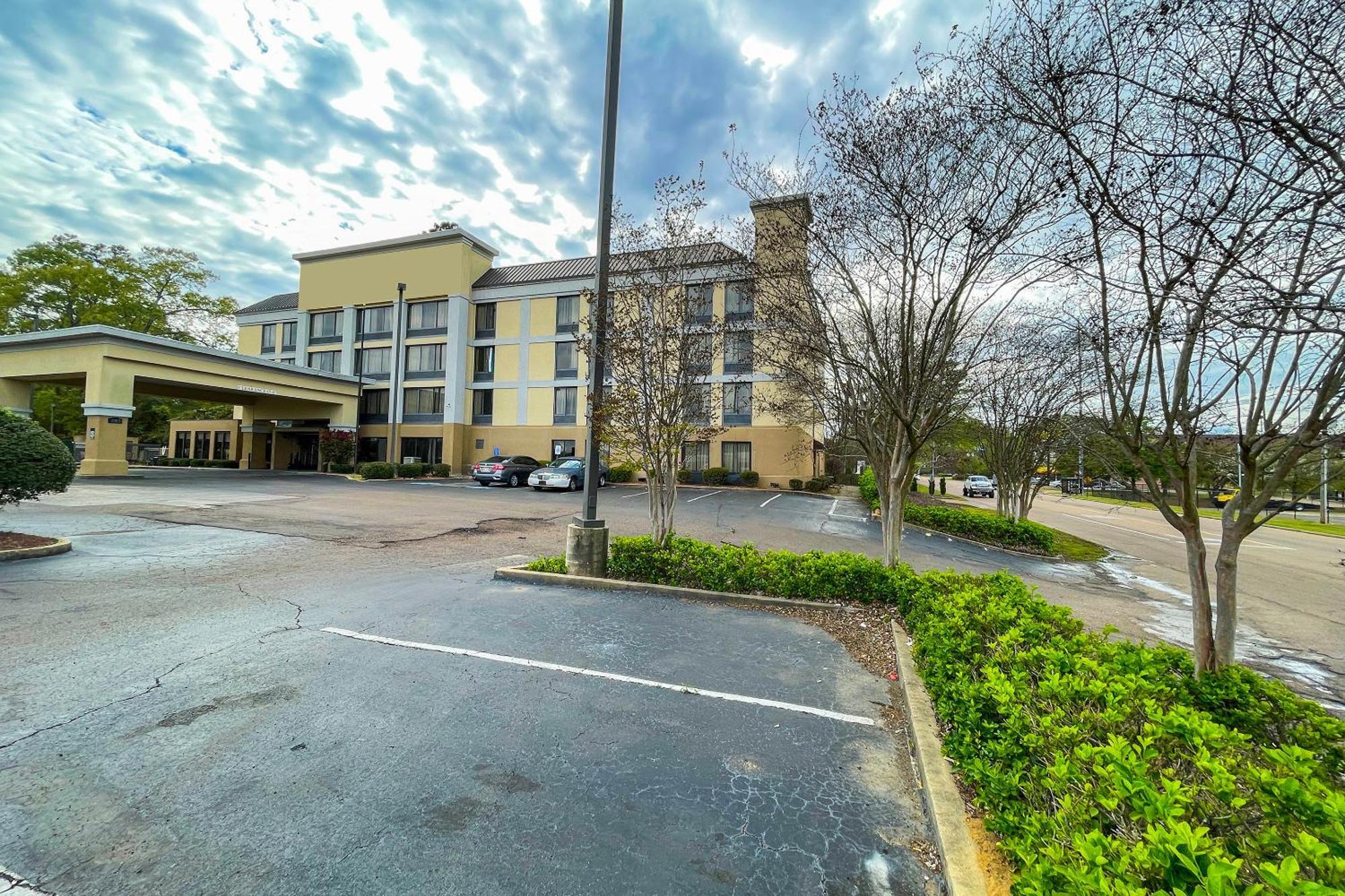 Oyo Townhouse Jackson - Ridgeland Hotel Exterior photo