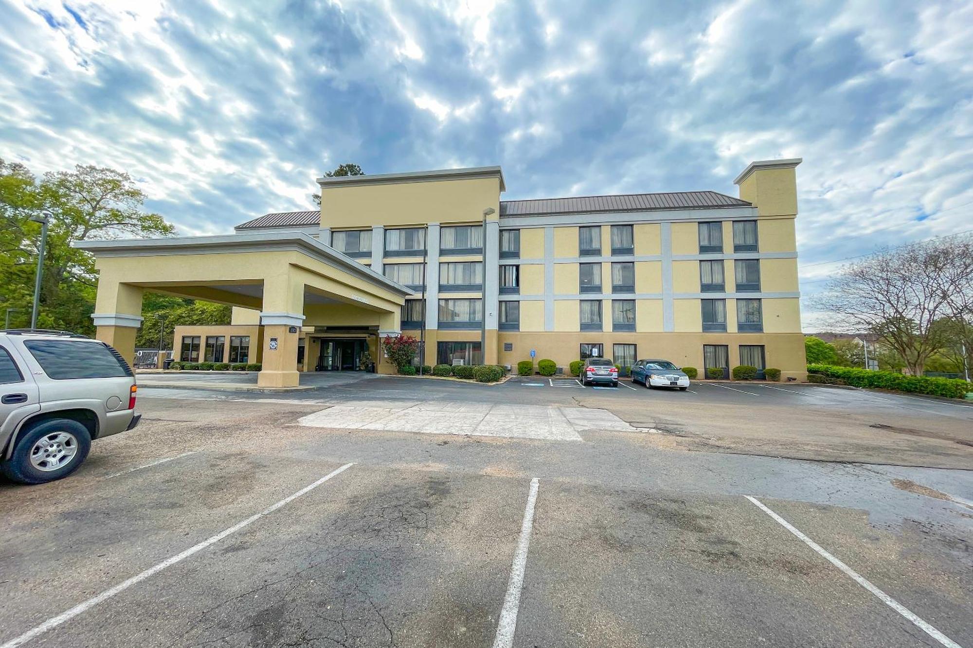 Oyo Townhouse Jackson - Ridgeland Hotel Exterior photo